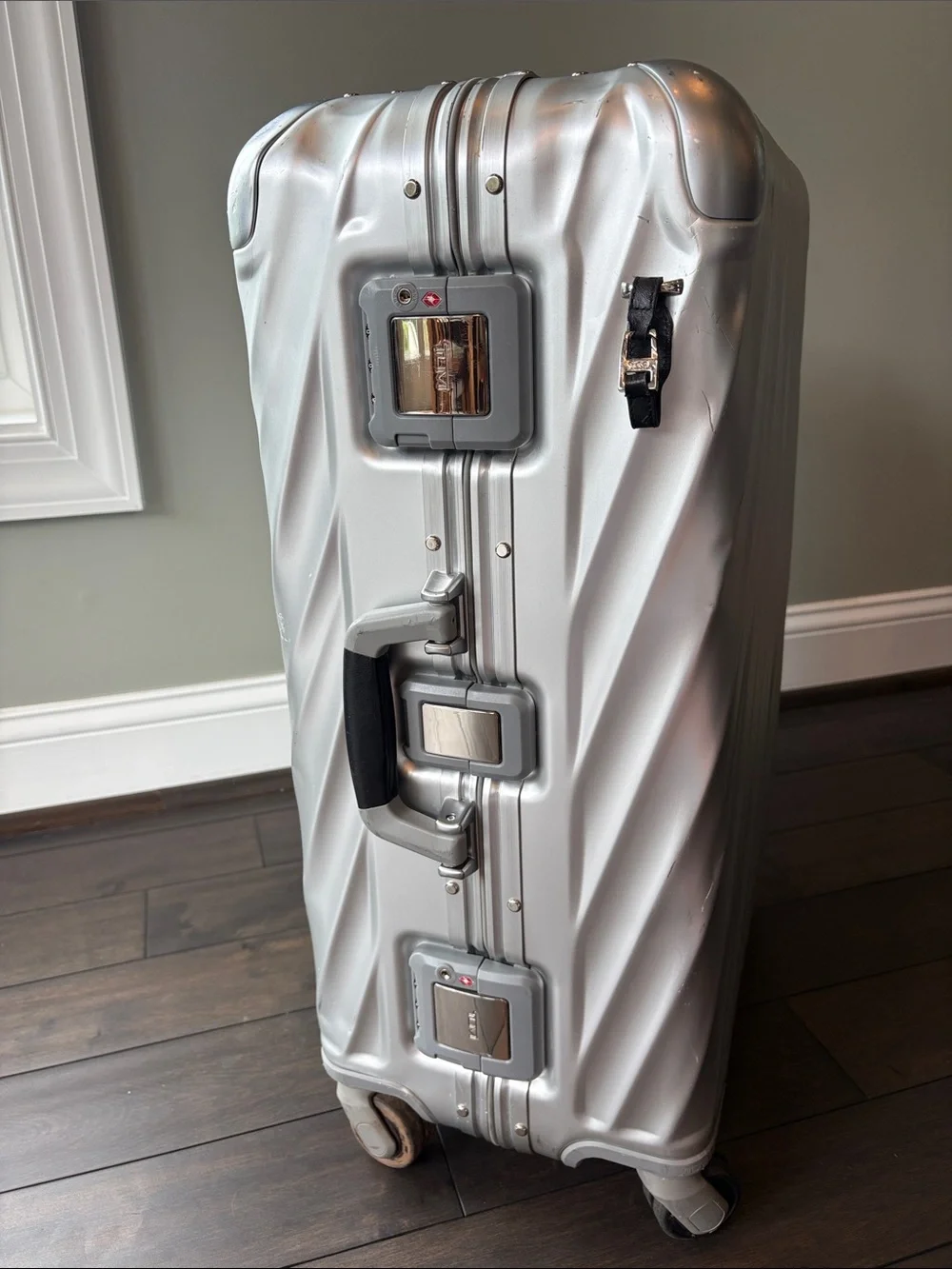 Tumi Silver Hard-Shell Spinner Luggage 25” Short Trip Packing Case Suitcase